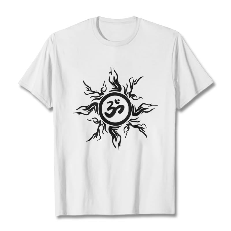 オームシンボルを囲むBuddha Stonesのサンバースト模様のコットンTシャツ - 白 - 2XL - image 0