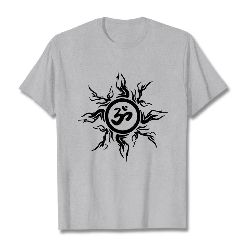 オームシンボルを囲むBuddha Stonesのサンバースト模様のコットンTシャツ - ライトグレー - 2XL - image 19