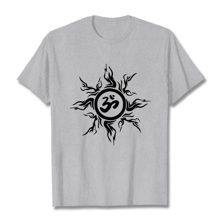 オームシンボルを囲むBuddha Stonesのサンバースト模様のコットンTシャツ - ライトグレー - 2XL - image 19