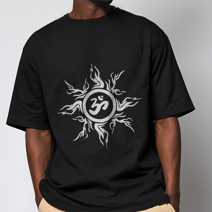 オームシンボルを囲むBuddha Stonesのサンバースト模様のコットンTシャツ - image 6