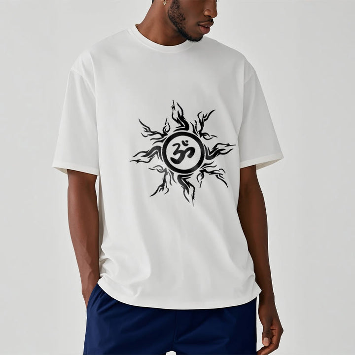 オームシンボルを囲むBuddha Stonesのサンバースト模様のコットンTシャツ - image 2