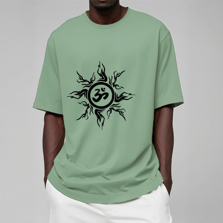 オームシンボルを囲むBuddha Stonesのサンバースト模様のコットンTシャツ - image 15