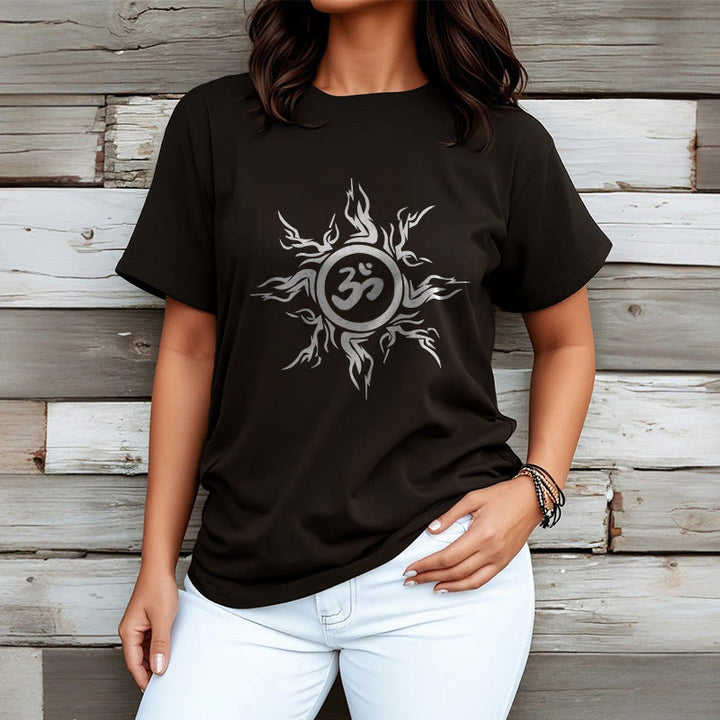 オームシンボルを囲むBuddha Stonesのサンバースト模様のコットンTシャツ - image 6