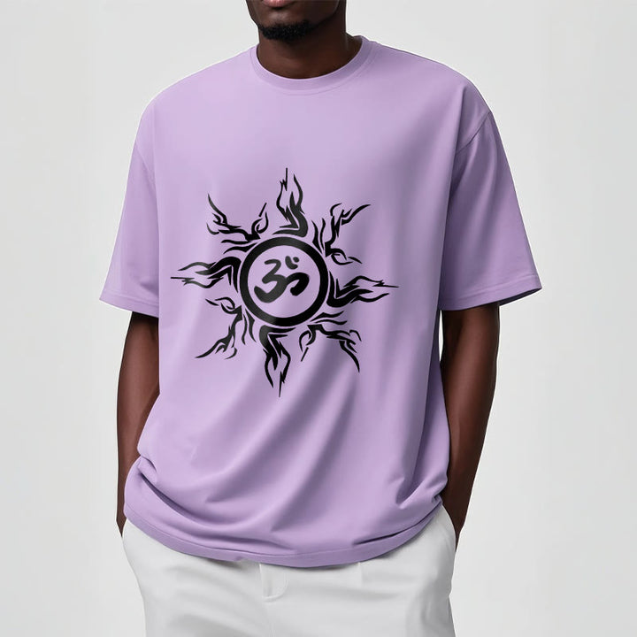 オームシンボルを囲むBuddha Stonesのサンバースト模様のコットンTシャツ - image 18