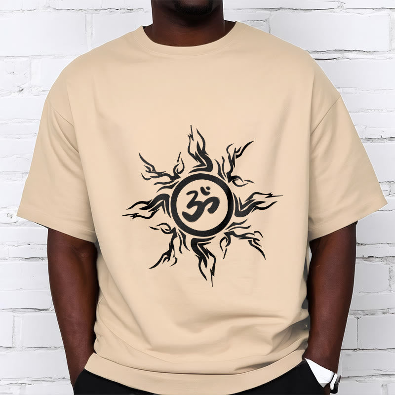 オームシンボルを囲むBuddha Stonesのサンバースト模様のコットンTシャツ - image 9