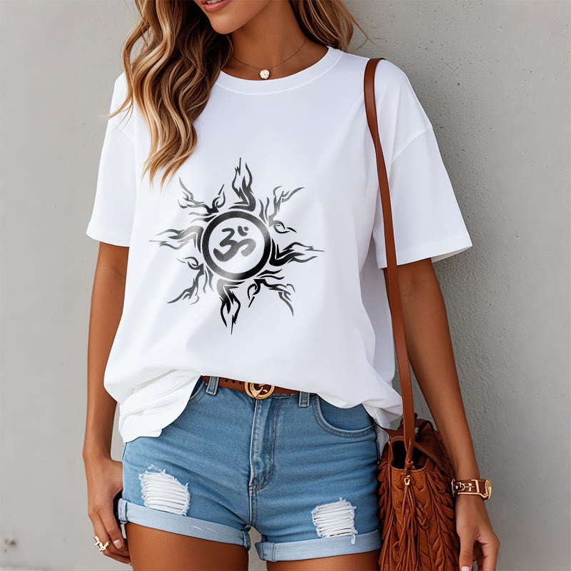 オームシンボルを囲むBuddha Stonesのサンバースト模様のコットンTシャツ - image 1