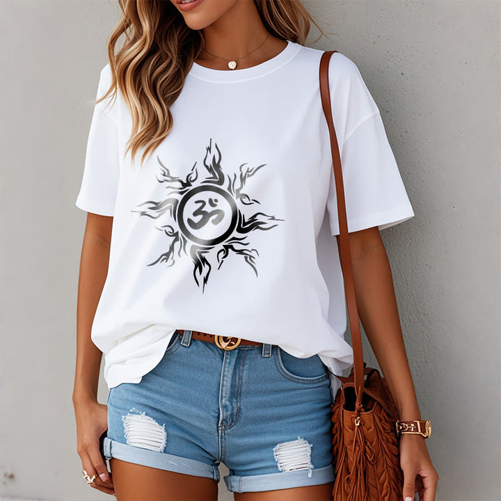 オームシンボルを囲むBuddha Stonesのサンバースト模様のコットンTシャツ - image 1