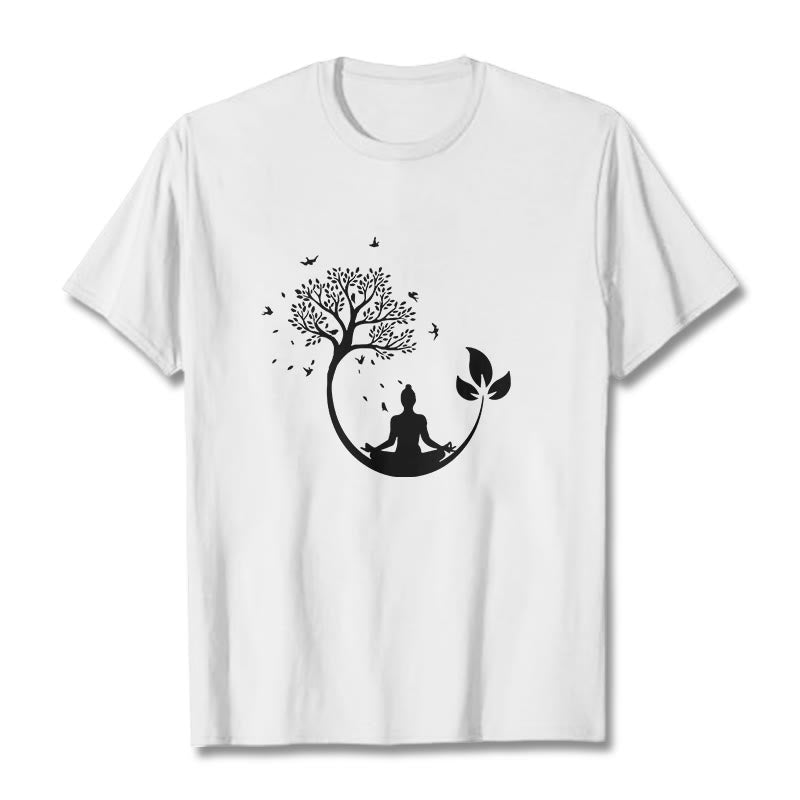 Buddha Stones、木の中で瞑想する仏陀の模様のコットンTシャツ - 白 - 2XL - image 0