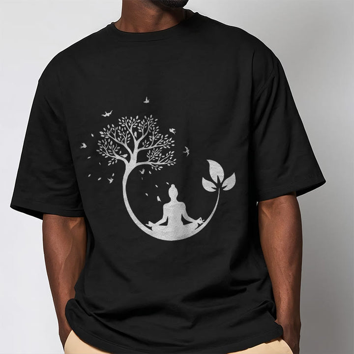 Buddha Stones、木の中で瞑想する仏陀の模様のコットンTシャツ - image 8