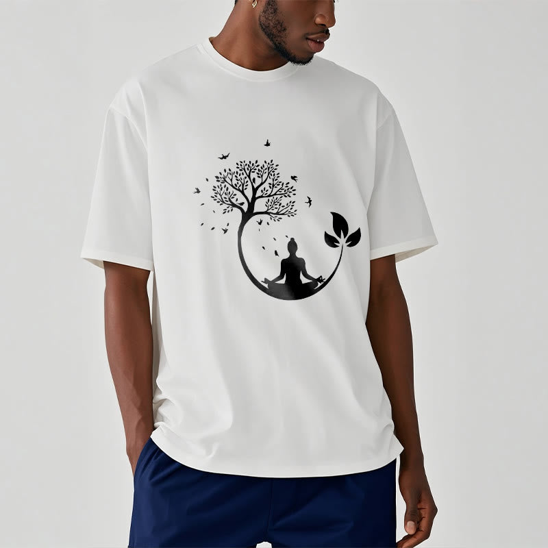 Buddha Stones、木の中で瞑想する仏陀の模様のコットンTシャツ - image 1