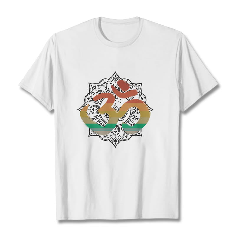 Buddha Stonesのグラデーションカラーのオームサンスクリットマンダラ背景パターンコットンTシャツ - 白 - 2XL - image 3