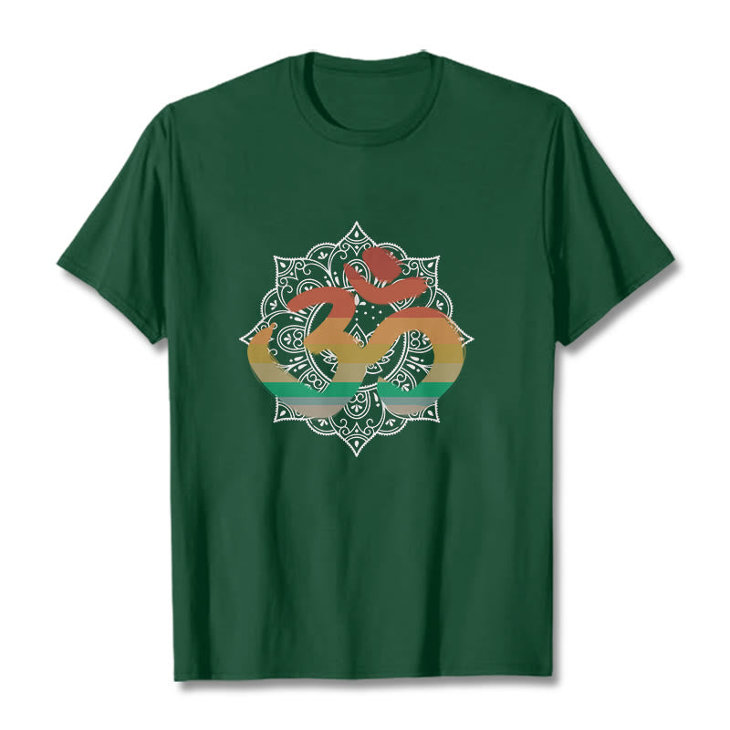 Buddha Stonesのグラデーションカラーのオームサンスクリットマンダラ背景パターンコットンTシャツ - フォレストグリーン - 2XL - image 1