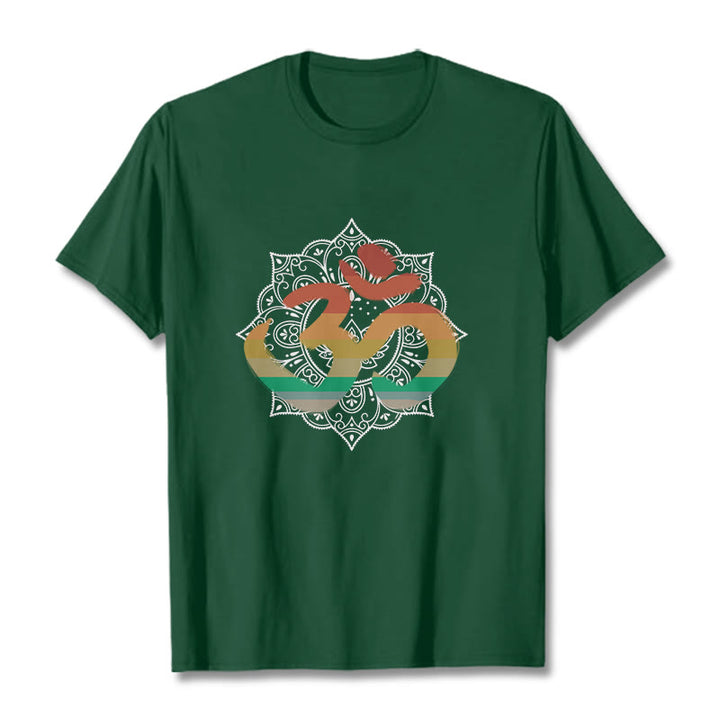 Buddha Stonesのグラデーションカラーのオームサンスクリットマンダラ背景パターンコットンTシャツ - フォレストグリーン - 2XL - image 1