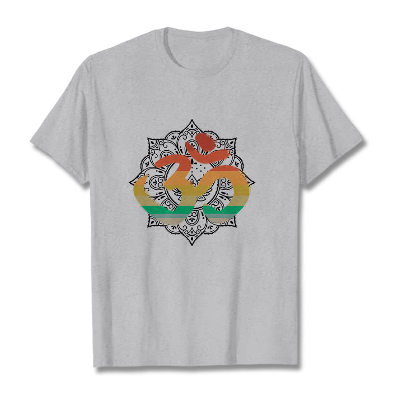 Buddha Stonesのグラデーションカラーのオームサンスクリットマンダラ背景パターンコットンTシャツ - ライトグレー - 2XL - image 20