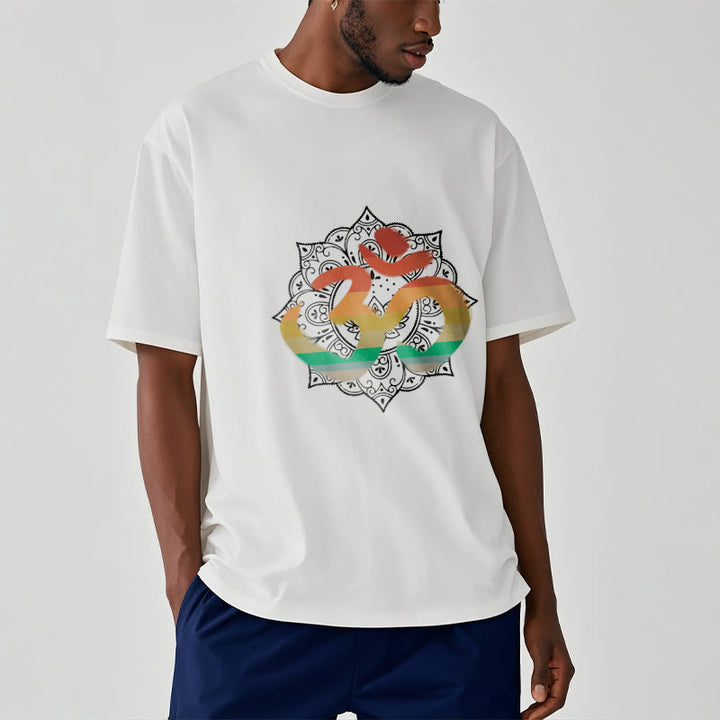 Buddha Stonesのグラデーションカラーのオームサンスクリットマンダラ背景パターンコットンTシャツ - image 5