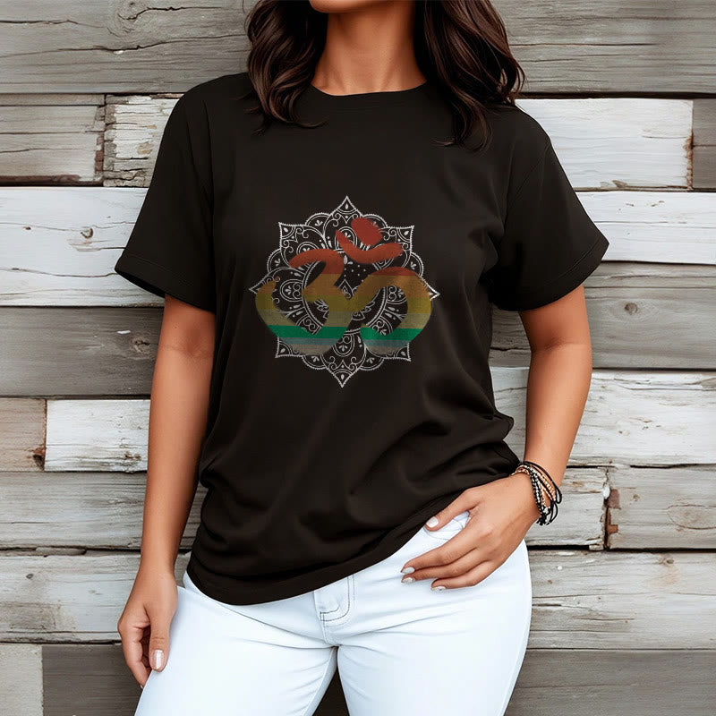 Buddha Stonesのグラデーションカラーのオームサンスクリットマンダラ背景パターンコットンTシャツ - image 8