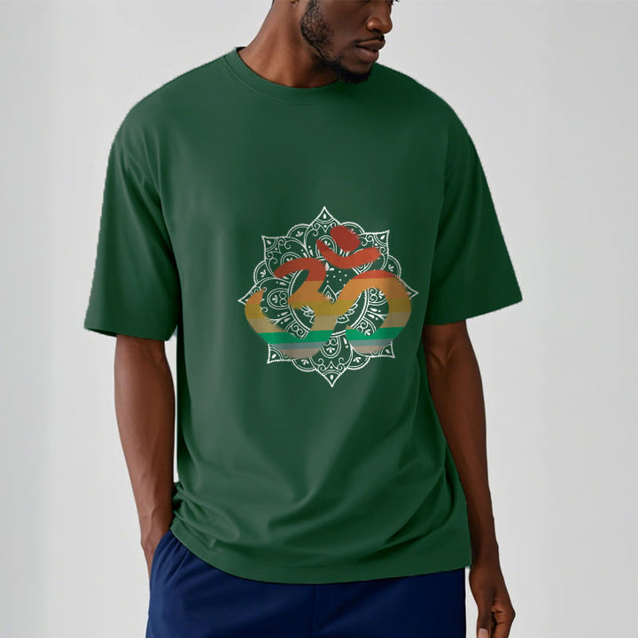 Buddha Stonesのグラデーションカラーのオームサンスクリットマンダラ背景パターンコットンTシャツ - image 1