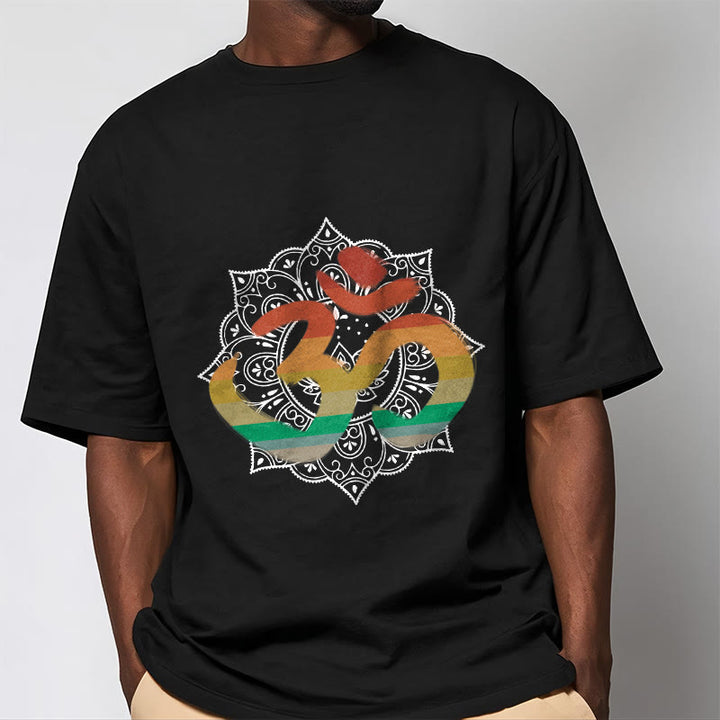 Buddha Stonesのグラデーションカラーのオームサンスクリットマンダラ背景パターンコットンTシャツ - image 9