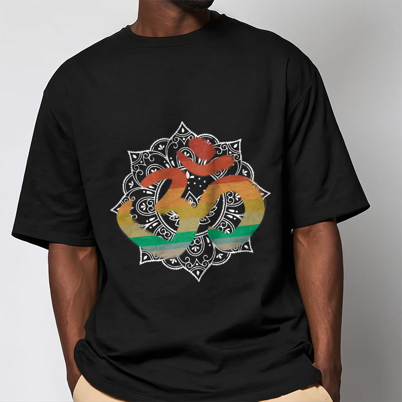 Buddha Stonesのグラデーションカラーのオームサンスクリットマンダラ背景パターンコットンTシャツ - image 8