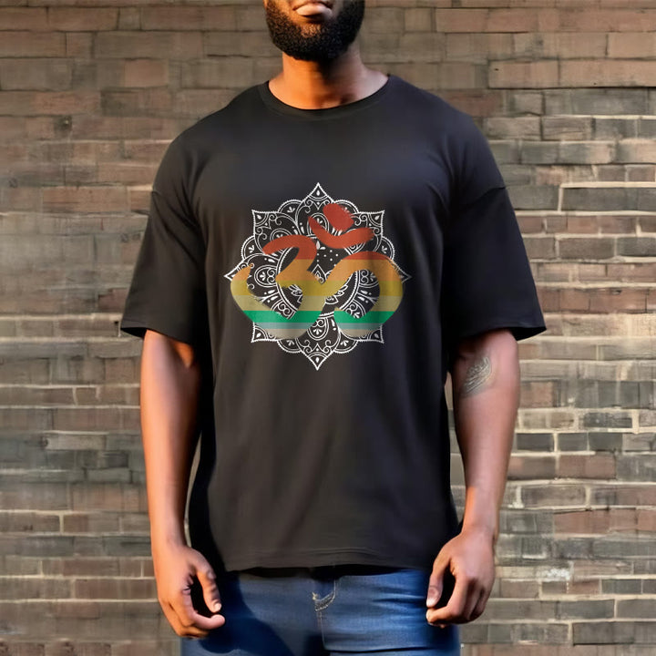 Buddha Stonesのグラデーションカラーのオームサンスクリットマンダラ背景パターンコットンTシャツ - image 10