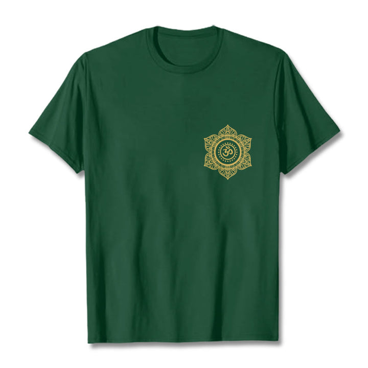 Buddha Stones黄金曼荼羅 OM 柄 Tシャツ - フォレストグリーン - 2XL - image 0