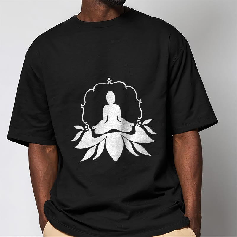 草の上に座るBuddha StonesTシャツ - image 1