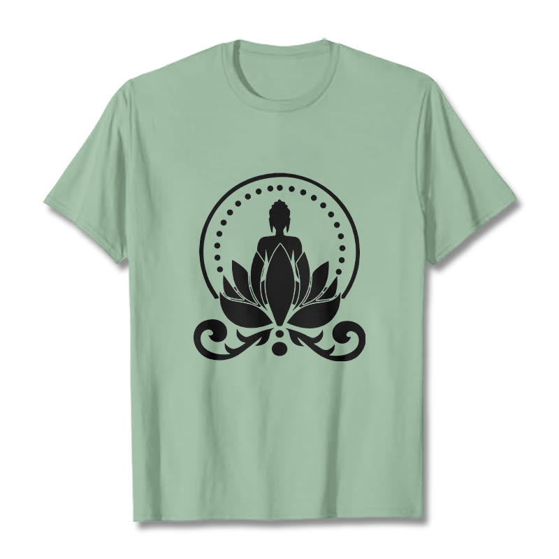 Buddha Stones瞑想 蓮の花に座る仏陀のTシャツ - ペールグリーン - 2XL - image 15