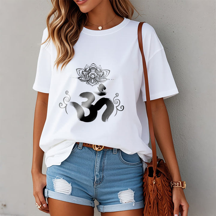 Buddha Stonesオムシンボル サンスクリット フローラルTシャツ - image 2