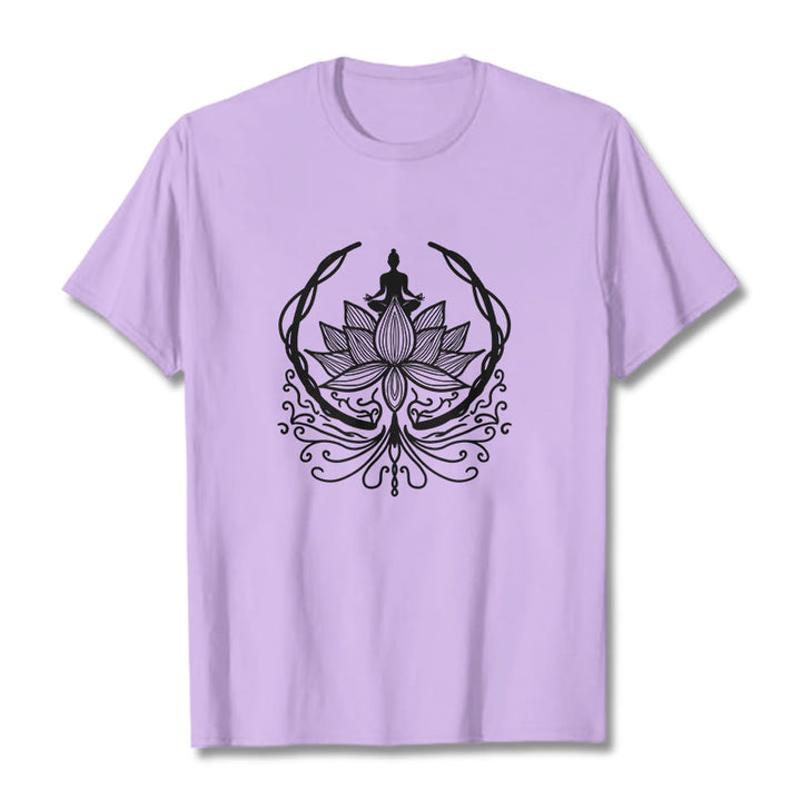 Buddha Stones瞑想 蓮の花の中に座る仏陀のTシャツ - 梅 - 2XL - image 17