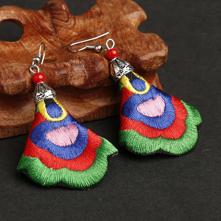 Buddha Stonesの手作りカラフルなイ族の刺繍のハーモニーイヤリング - 最外層色：緑（合金支柱） - image 3