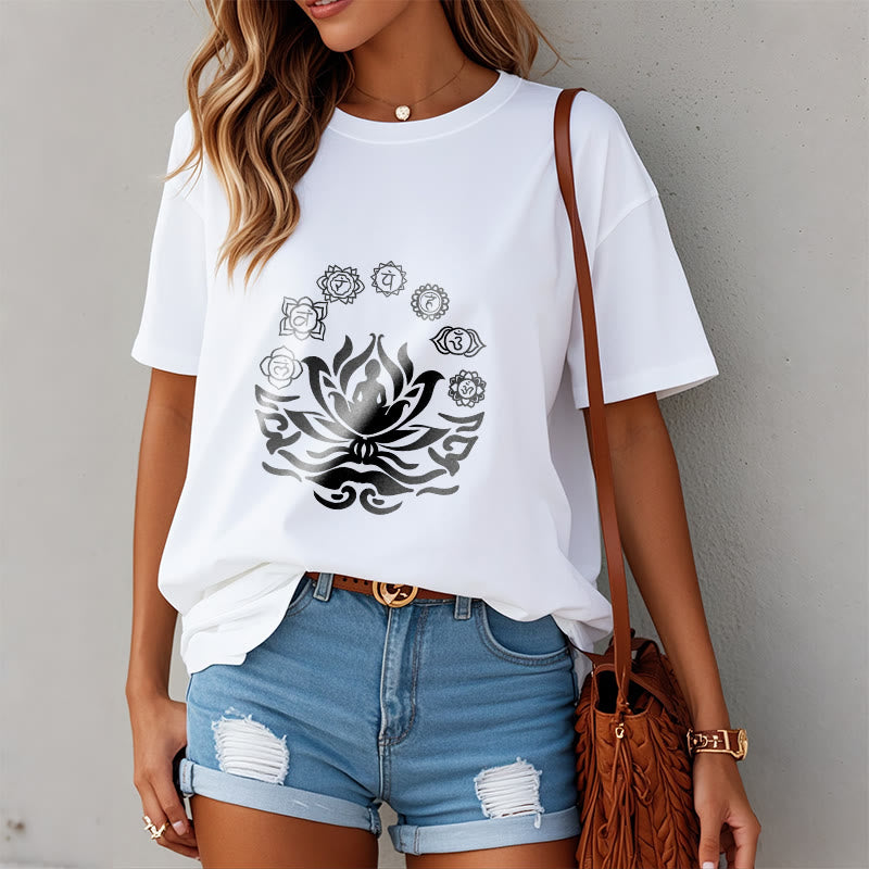 Buddha Stones、 OMシンボル、サンスクリット語のマントラ、仏陀の蓮の花のデザインTシャツ - image 3