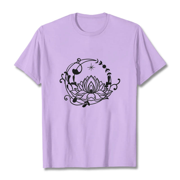 Buddha Stonesのシンプルなデザイン、蓮の花、月、流れる蔓模様のコットンTシャツ - 梅 - 2XL - image 17