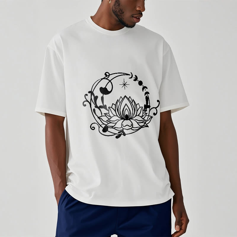 Buddha Stonesのシンプルなデザイン、蓮の花、月、流れる蔓模様のコットンTシャツ - image 2