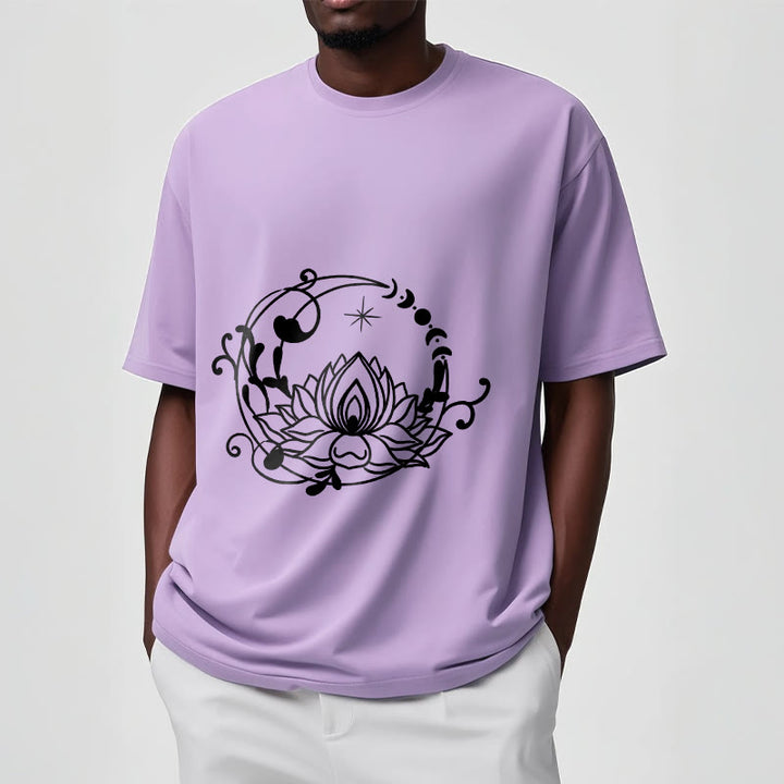 Buddha Stonesのシンプルなデザイン、蓮の花、月、流れる蔓模様のコットンTシャツ - image 18