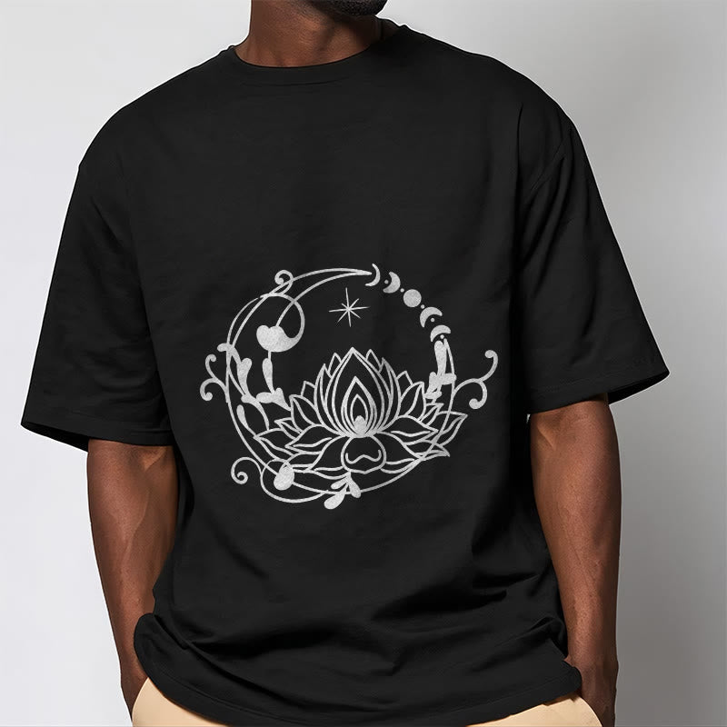 Buddha Stonesのシンプルなデザイン、蓮の花、月、流れる蔓模様のコットンTシャツ - image 6