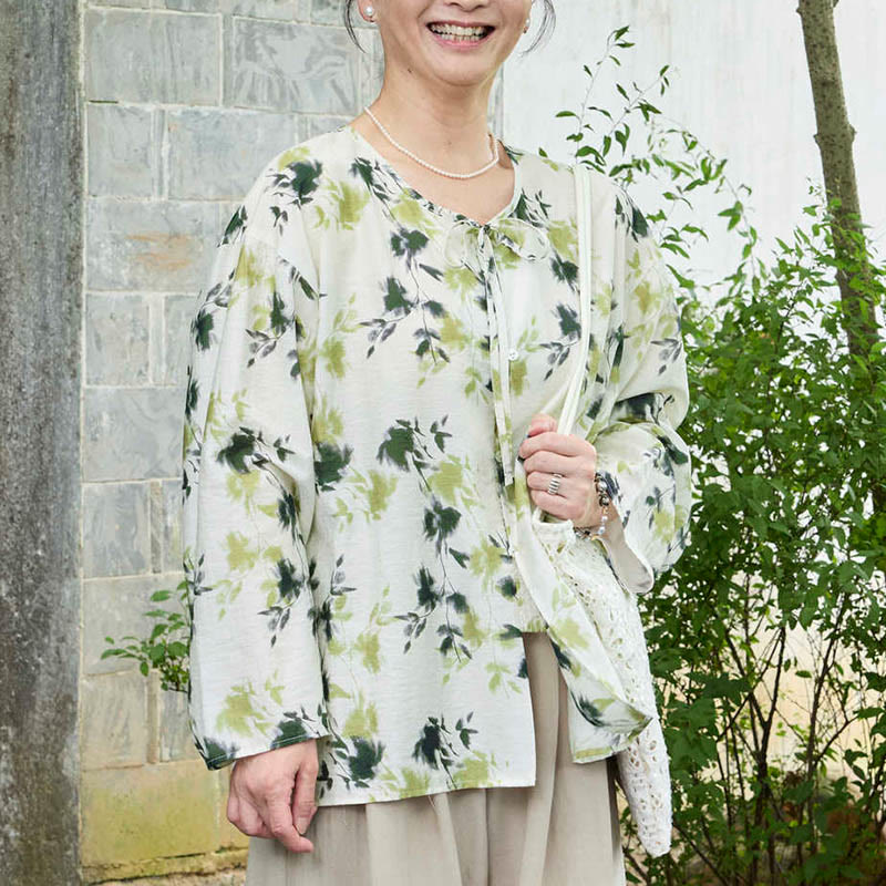 Buddha Stonesと緑の花柄の葉っぱのレースアップボタン長袖レディースシャツ（高齢者向け） - image 1