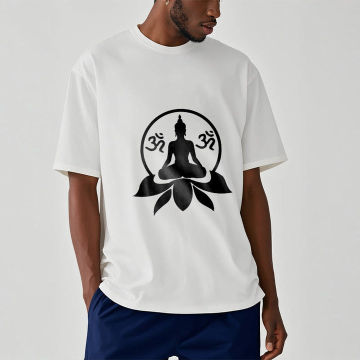 Buddha Stones、 OMシンボル、サンスクリット語のマントラ、蓮の花に座る仏陀のデザインTシャツ - image 4