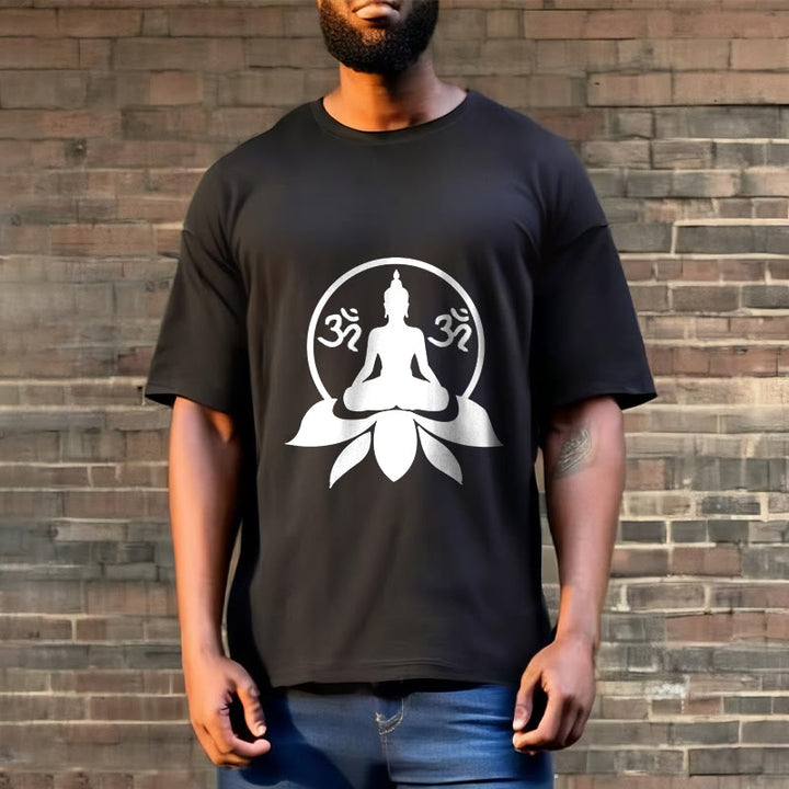 Buddha Stones、 OMシンボル、サンスクリット語のマントラ、蓮の花に座る仏陀のデザインTシャツ - image 8