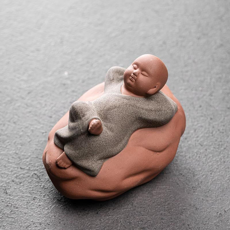 見上げるBuddha Stones休息中の僧侶 陶器像 慈悲の心 室内装飾 - レストグレーモンク 8.2×6.2×6.2cm - image 13