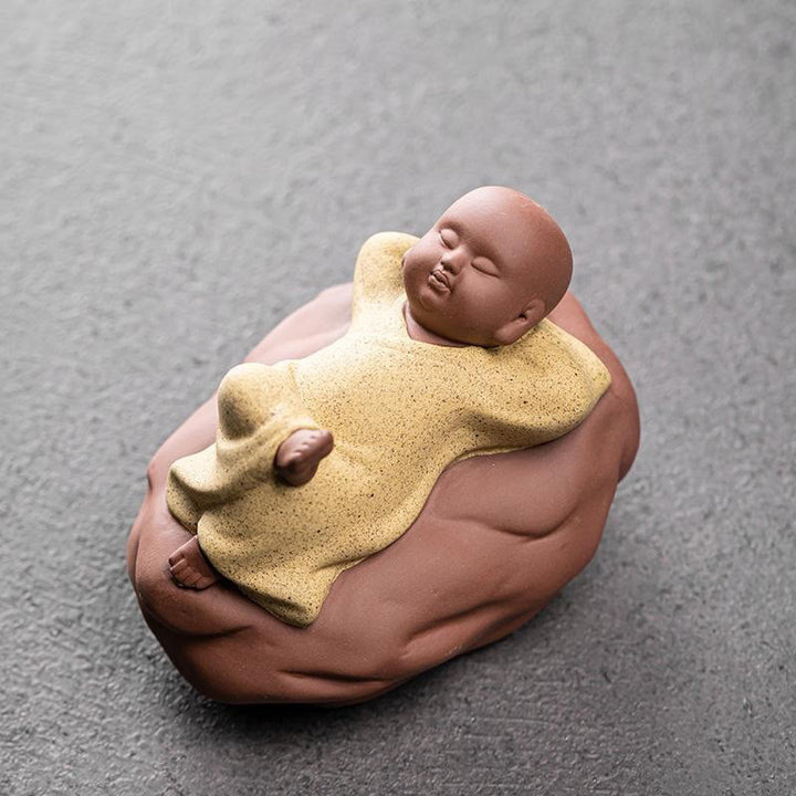 見上げるBuddha Stones休息中の僧侶 陶器像 慈悲の心 室内装飾 - レストイエローモンク 8.2×6.2×6.2cm - image 9