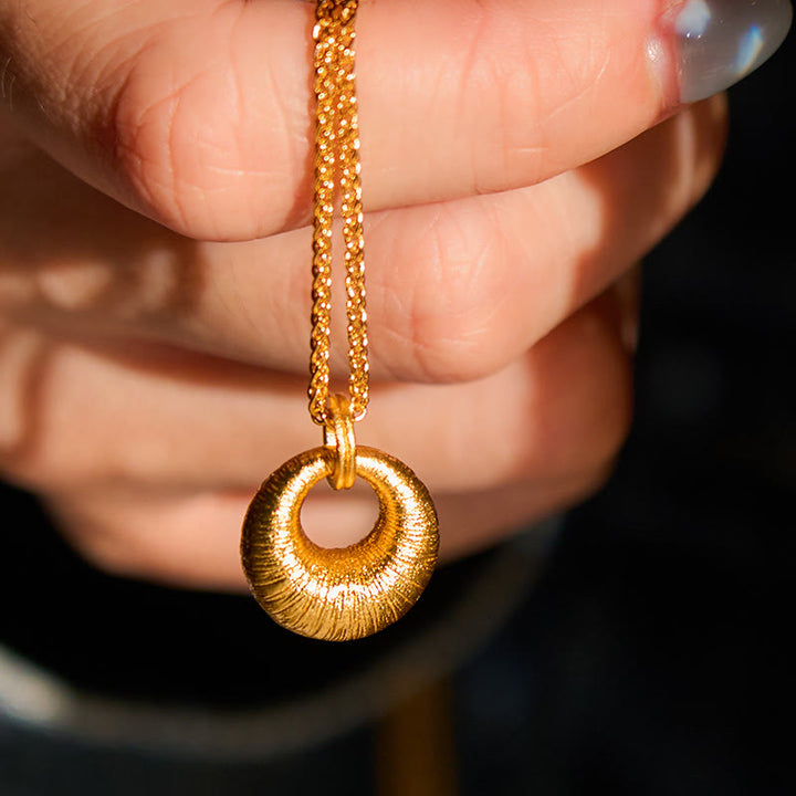 Buddha Stones24K 金メッキ 銅製平和のお守りチャームテクスチャ 富のネックレス ペンダント - image 5