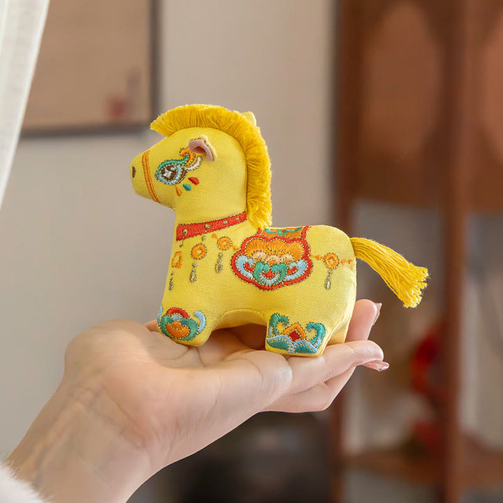 馬年用Buddha Stonesの赤紐の刺繍の吊り下げ装飾 - 黄色い馬（11.1×9.7cm） - image 10