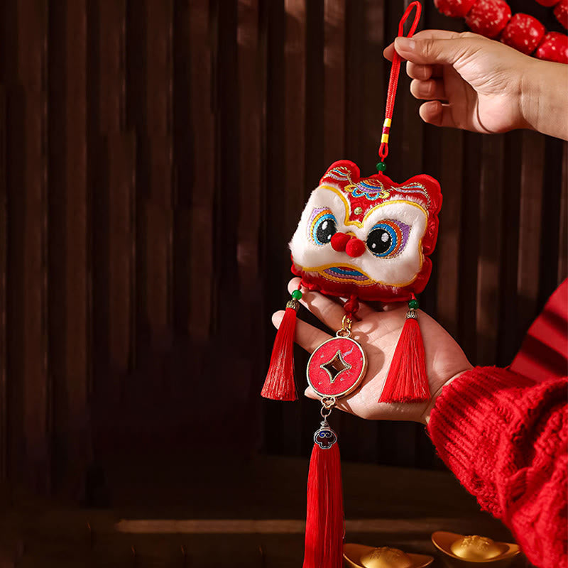 Buddha Stones刺繍 午年福文字 銅貨型赤紐吊り下げ装飾 - 目覚めのライオン（12×49cm） - image 7