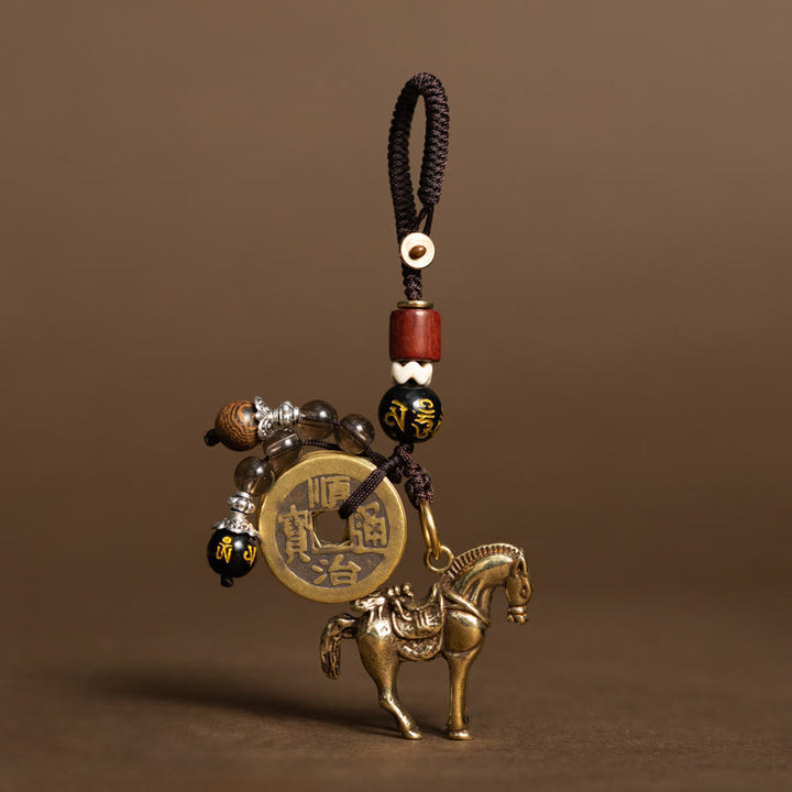Buddha Stones 午年銅真鍮五帝コインオーム・マニ・パドメ・フム守護キーホルダー - オーム・マニ・パドメ・フムホース(サイズ: 36*31 mm) - image 1