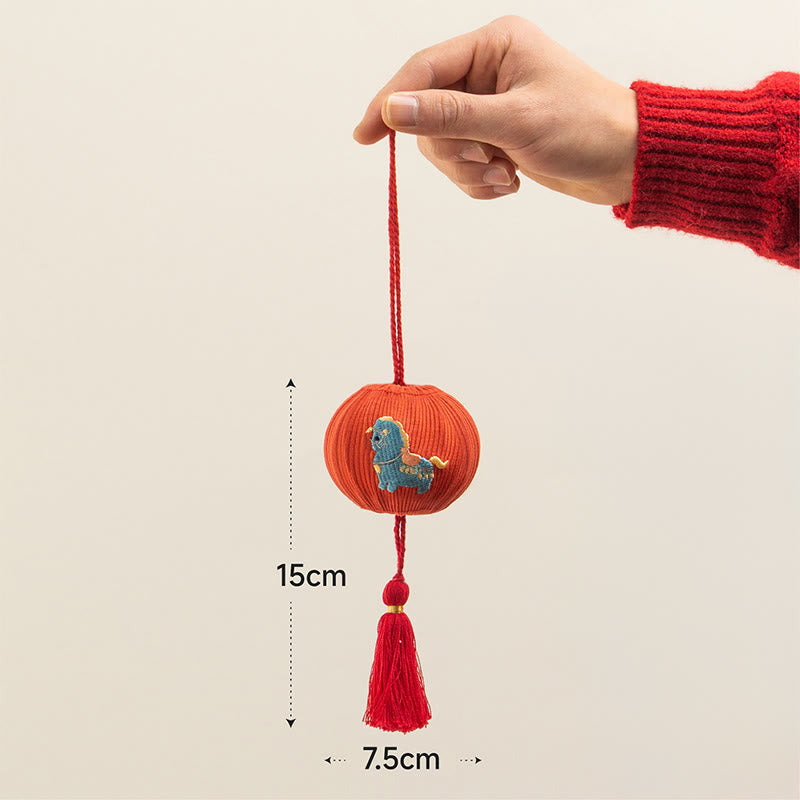 Buddha Stones 午年赤紐福文字 刺繍 力強い吊り飾り - 青い馬（サイズ：15×7.5cm） - image 4