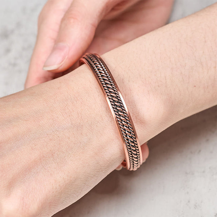 Buddha Stones シンプルなツイストデザインの銅製バランス幸運オープンカフブレスレットバングル - image 3