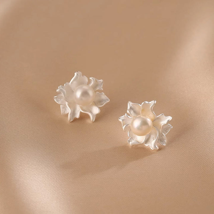 Buddha Stones 天然真珠と銅の花をモチーフにしたヒーリングスタッドピアス - image 1