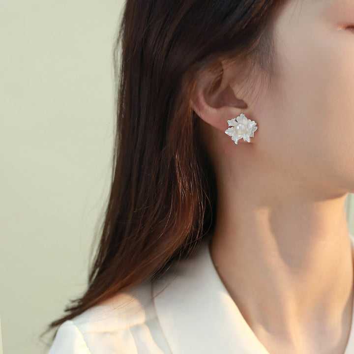 Buddha Stones 天然真珠と銅の花をモチーフにしたヒーリングスタッドピアス - image 5