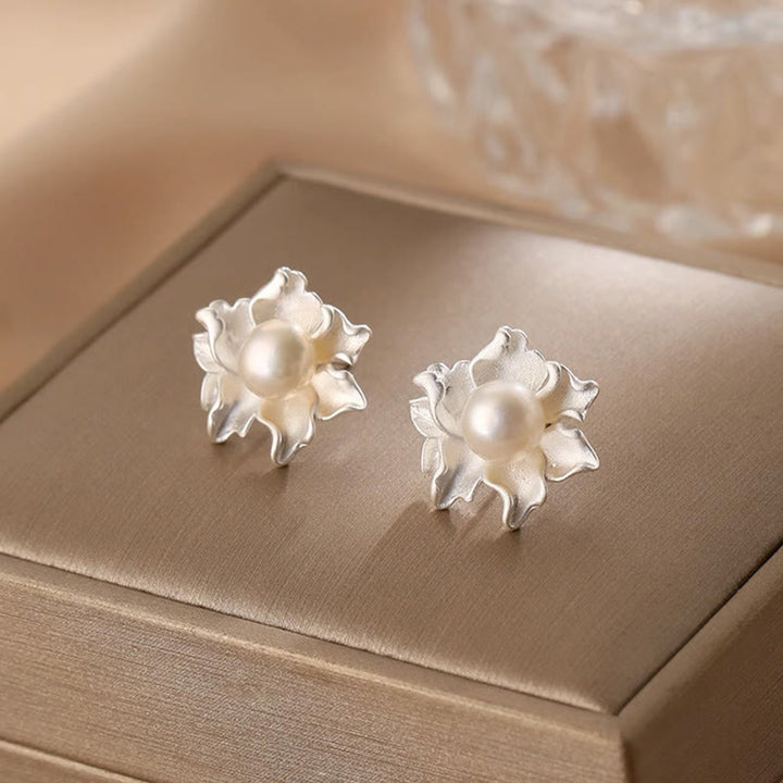 Buddha Stones 天然真珠と銅の花をモチーフにしたヒーリングスタッドピアス - image 2