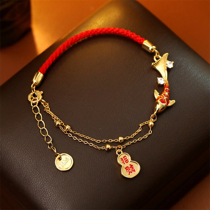 Buddha Stones 鯉チャームデザインの赤紐の幸運ブレスレット - image 1